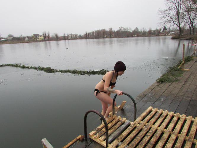 Купалися та фотографувалися: як у Козятині пірнали в ополонку (Фоторепортаж), фото №1 на сайті 20minut.ua