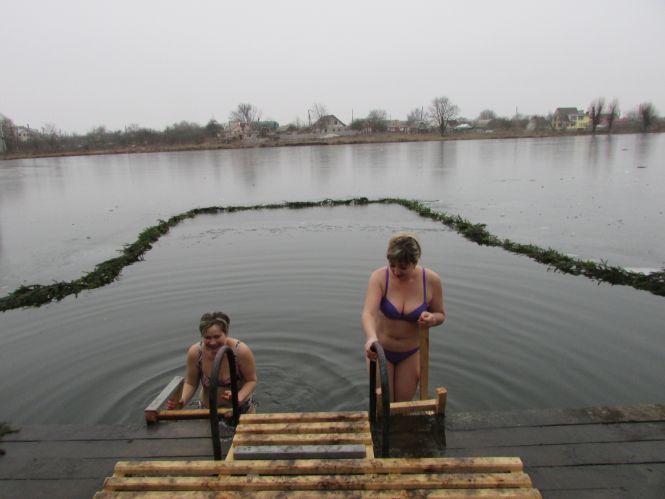 Купалися та фотографувалися: як у Козятині пірнали в ополонку (Фоторепортаж), фото №19 на сайті 20minut.ua