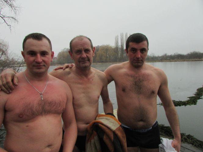 Купалися та фотографувалися: як у Козятині пірнали в ополонку (Фоторепортаж), фото №12 на сайті 20minut.ua