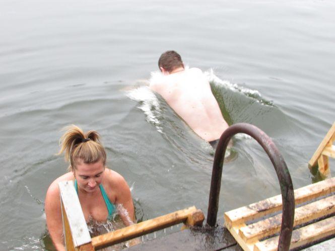 Купалися та фотографувалися: як у Козятині пірнали в ополонку (Фоторепортаж), фото №6 на сайті 20minut.ua