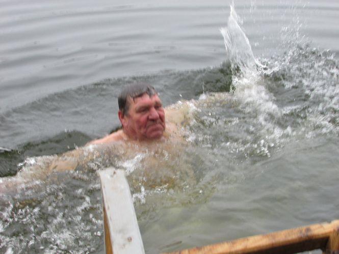 Купалися та фотографувалися: як у Козятині пірнали в ополонку (Фоторепортаж), фото №3 на сайті 20minut.ua