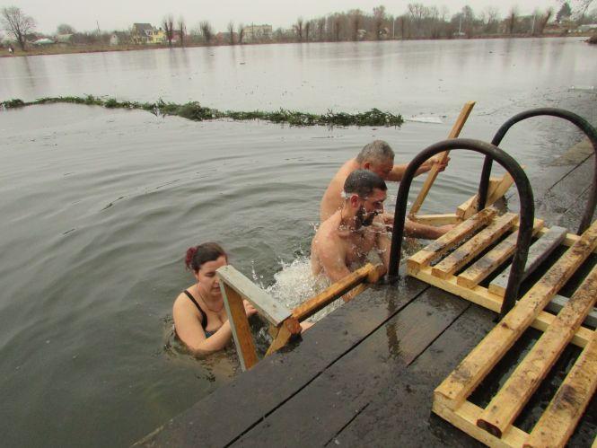 Купалися та фотографувалися: як у Козятині пірнали в ополонку (Фоторепортаж), фото №9 на сайті 20minut.ua