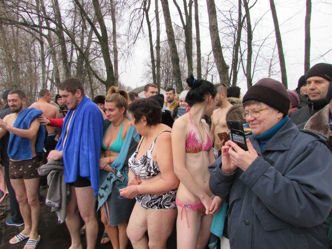 Купалися та фотографувалися: як у Козятині пірнали в ополонку (Фоторепортаж), фото №4 на сайті 20minut.ua