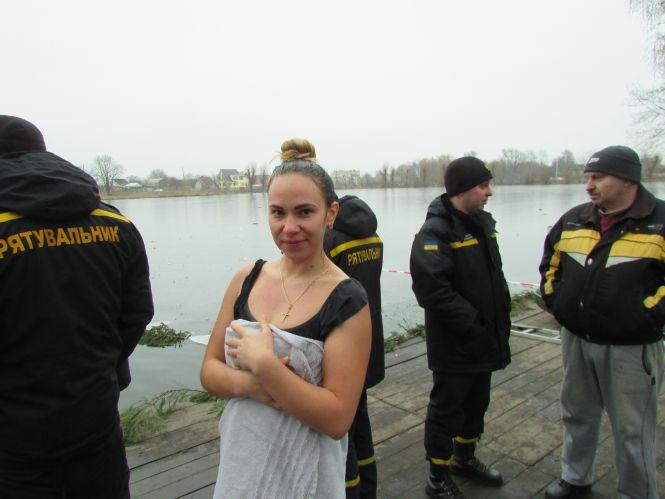 Купалися та фотографувалися: як у Козятині пірнали в ополонку (Фоторепортаж), фото №16 на сайті 20minut.ua