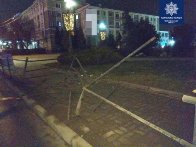 ДТП на Замковій: п'яний 19-річний водій зніс огорожу та втік з місця аварії, фото №1 на сайті 20minut.ua