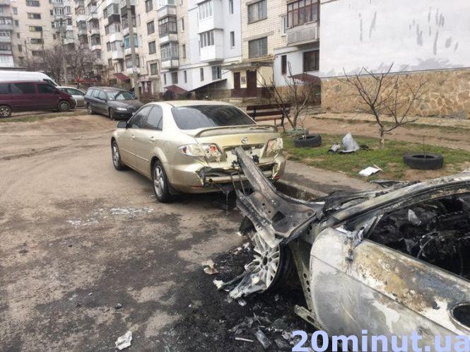 Новини Вінниці - фото з На Бевза згоріло BMW. Обгоріла і поруч припаркована Mazda На Бевза згоріло BMW. Обгоріла і поруч припаркована Mazda, фото №4 на сайті 20minut.ua