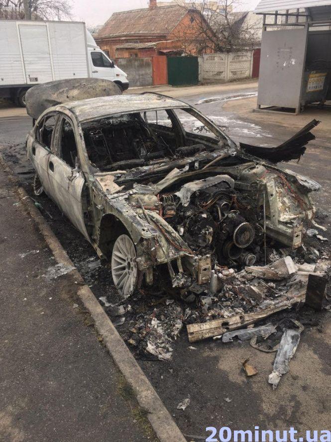 Новини Вінниці - фото з На Бевза згоріло BMW. Обгоріла і поруч припаркована Mazda На Бевза згоріло BMW. Обгоріла і поруч припаркована Mazda, фото №1 на сайті 20minut.ua