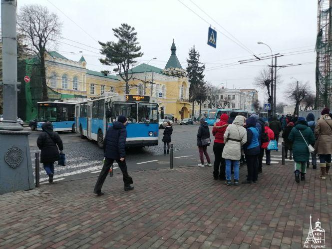 Новини Вінниці - фото з У центрі міста люди штовхали тролейбус, який утворив затор У центрі міста люди штовхали тролейбус, який утворив затор, фото №2 на сайті 20minut.ua