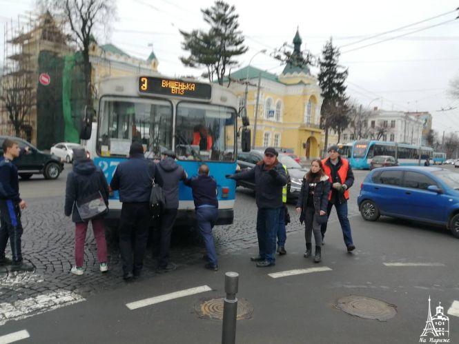 Новини Вінниці - фото з У центрі міста люди штовхали тролейбус, який утворив затор У центрі міста люди штовхали тролейбус, який утворив затор, фото №1 на сайті 20minut.ua