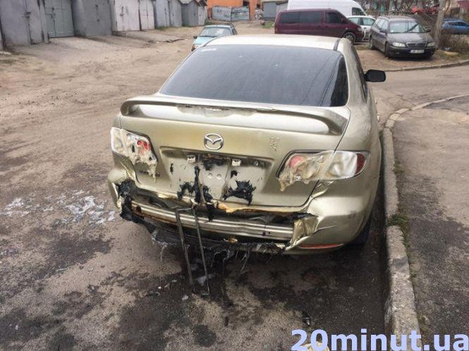Новини Вінниці - фото з На Бевза згоріло BMW. Обгоріла і поруч припаркована Mazda На Бевза згоріло BMW. Обгоріла і поруч припаркована Mazda, фото №2 на сайті 20minut.ua