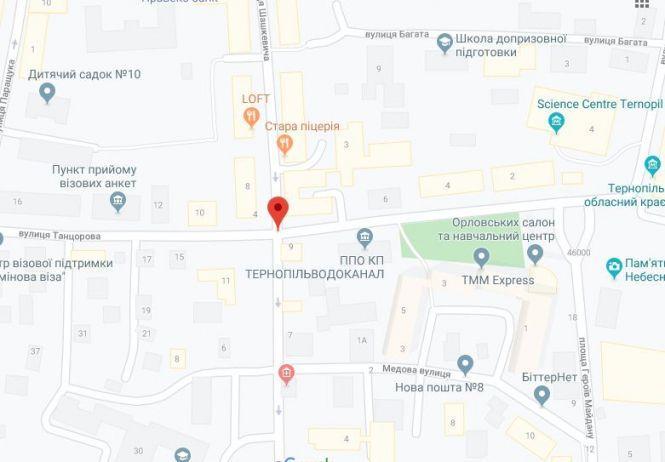 На Шашкевича автомобіль в'їхав в будинок. Водії кажуть - треба світлофор., фото №5 на сайті 20minut.ua