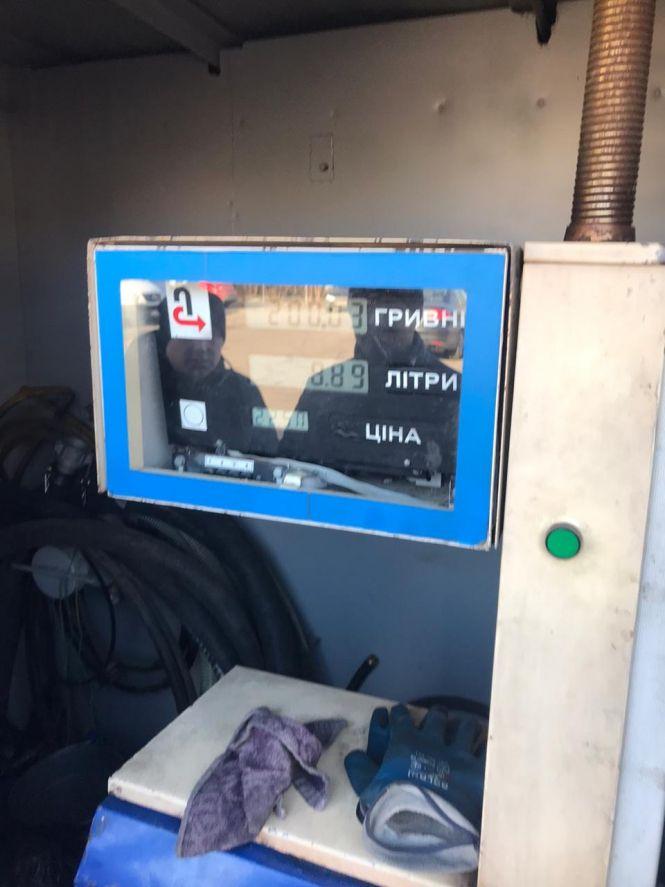 Боротьба з нелегальними АЗС: у Вінниці обшукали три заправки, фото №2 на сайті 20minut.ua