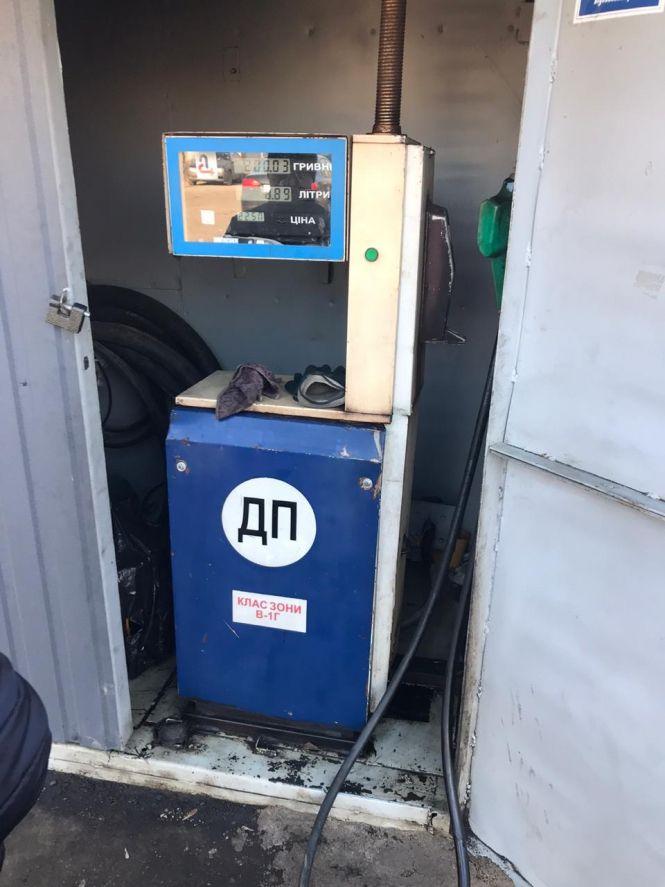 Боротьба з нелегальними АЗС: у Вінниці обшукали три заправки, фото №1 на сайті 20minut.ua
