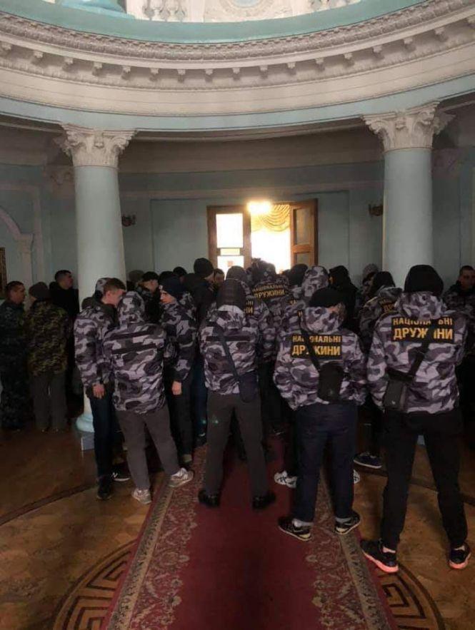 Житомирські активісти «подарували» меру похоронний вінок, фото №1 на сайті 20minut.ua