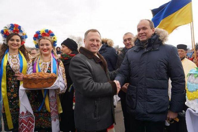 Новини Хмельницького - фото з Хмельниччину та Тернопільщину з’єднали 50-метровим прапором (ФОТО) Хмельниччину та Тернопільщину з’єднали 50-метровим прапором (ФОТО), фото №5 на сайті vsim.ua