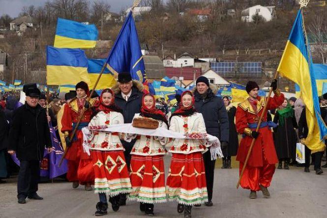 Новини Хмельницького - фото з Хмельниччину та Тернопільщину з’єднали 50-метровим прапором (ФОТО) Хмельниччину та Тернопільщину з’єднали 50-метровим прапором (ФОТО), фото №4 на сайті vsim.ua
