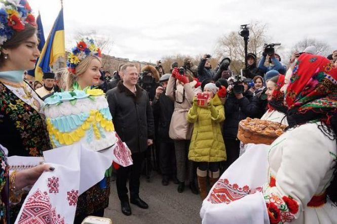 Новини Хмельницького - фото з Хмельниччину та Тернопільщину з’єднали 50-метровим прапором (ФОТО) Хмельниччину та Тернопільщину з’єднали 50-метровим прапором (ФОТО), фото №1 на сайті vsim.ua
