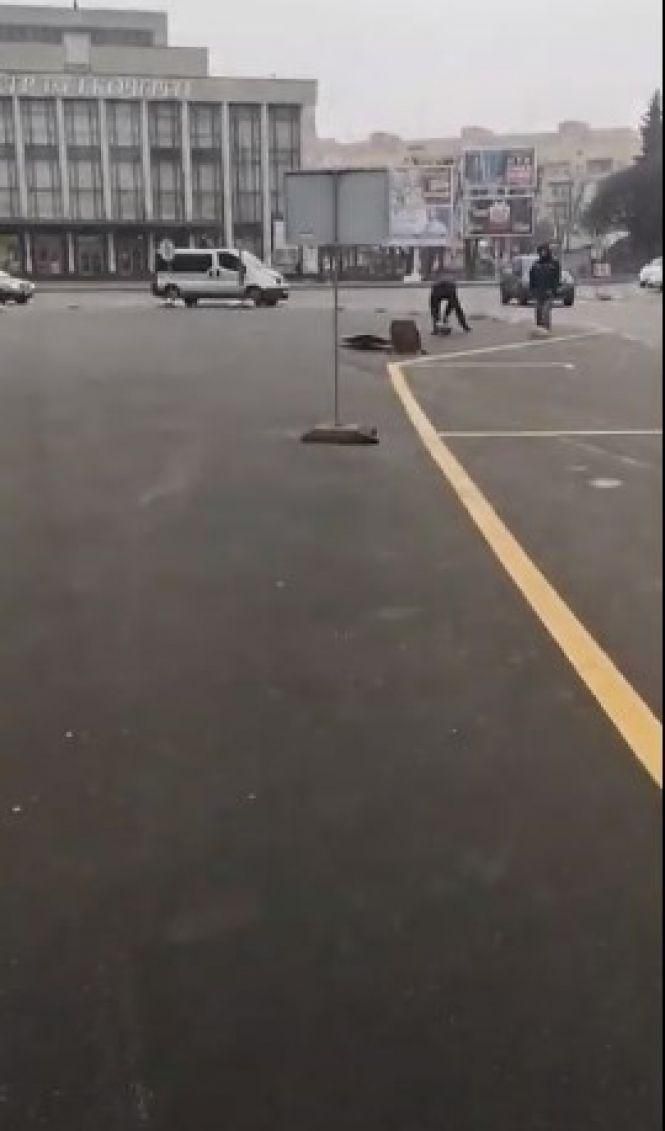 Новини Житомира - фото з Комунальники укріпили знаки, що попадали на майдані Соборному, напівсферами Комунальники укріпили знаки, що попадали на майдані Соборному, напівсферами, фото №1 на сайті 20minut.ua