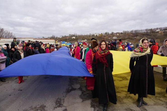 Новини Хмельницького - фото з Хмельниччину та Тернопільщину з’єднали 50-метровим прапором (ФОТО) Хмельниччину та Тернопільщину з’єднали 50-метровим прапором (ФОТО), фото №6 на сайті vsim.ua