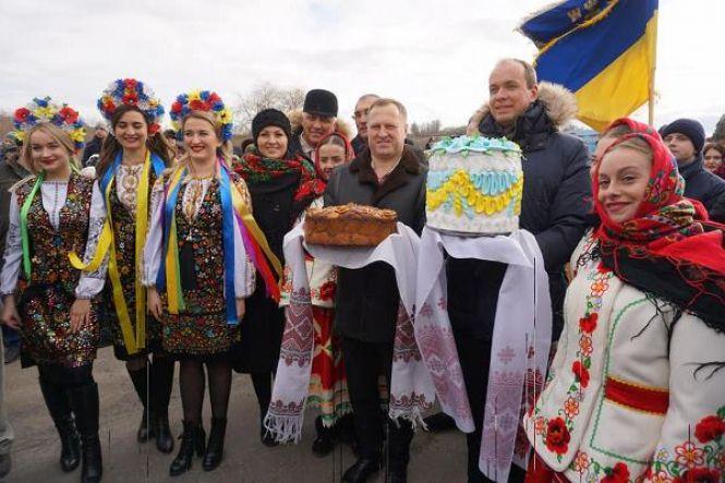 Новини Хмельницького - фото з Хмельниччину та Тернопільщину з’єднали 50-метровим прапором (ФОТО) Хмельниччину та Тернопільщину з’єднали 50-метровим прапором (ФОТО), фото №2 на сайті vsim.ua