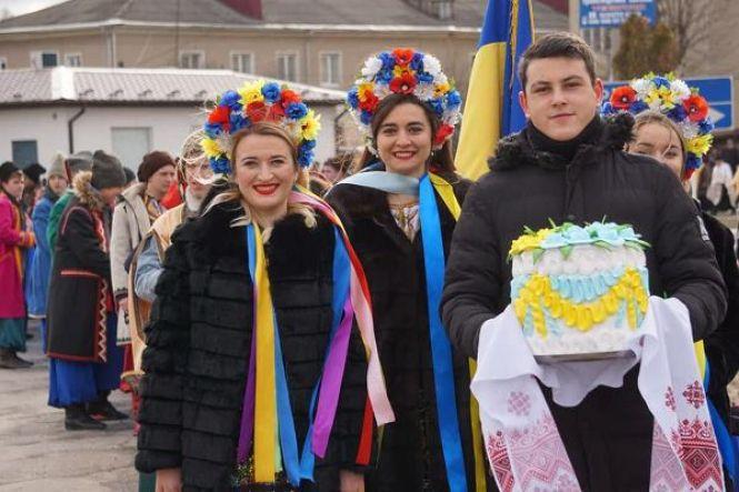 Новини Хмельницького - фото з Хмельниччину та Тернопільщину з’єднали 50-метровим прапором (ФОТО) Хмельниччину та Тернопільщину з’єднали 50-метровим прапором (ФОТО), фото №3 на сайті vsim.ua