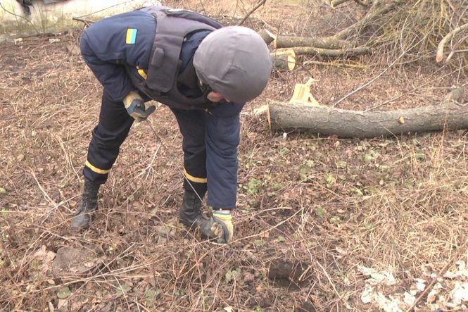 Небезпечна знахідка. На Хмельниччині відкопали арсенал старих боєприпасів (ФОТО, ВІДЕО), фото №1 на сайті vsim.ua