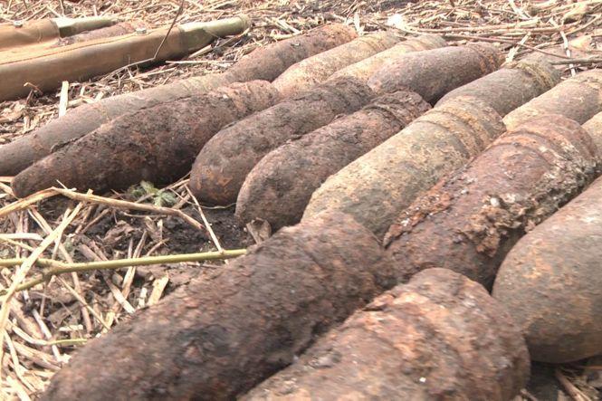 Небезпечна знахідка. На Хмельниччині відкопали арсенал старих боєприпасів (ФОТО, ВІДЕО), фото №2 на сайті vsim.ua