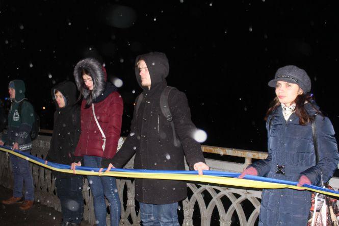 Новини Вінниці - фото з Ланцюг Єдності до Дня Соборності – вінничани взялися за руки та з’єднали два берега річки Ланцюг Єдності до Дня Соборності – вінничани взялися за руки та з’єднали два берега річки, фото №4 на сайті 20minut.ua