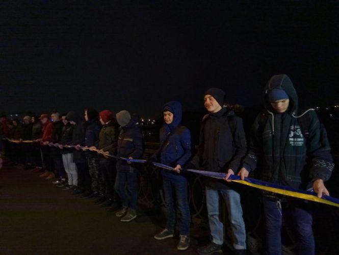 Новини Вінниці - фото з Ланцюг Єдності до Дня Соборності – вінничани взялися за руки та з’єднали два берега річки Ланцюг Єдності до Дня Соборності – вінничани взялися за руки та з’єднали два берега річки, фото №2 на сайті 20minut.ua