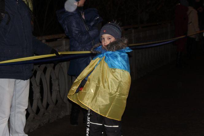 Новини Вінниці - фото з Ланцюг Єдності до Дня Соборності – вінничани взялися за руки та з’єднали два берега річки Ланцюг Єдності до Дня Соборності – вінничани взялися за руки та з’єднали два берега річки, фото №1 на сайті 20minut.ua