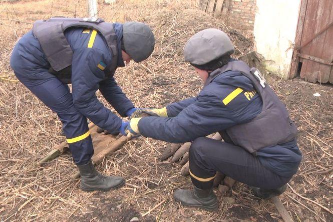 Небезпечна знахідка. На Хмельниччині відкопали арсенал старих боєприпасів (ФОТО, ВІДЕО), фото №3 на сайті vsim.ua