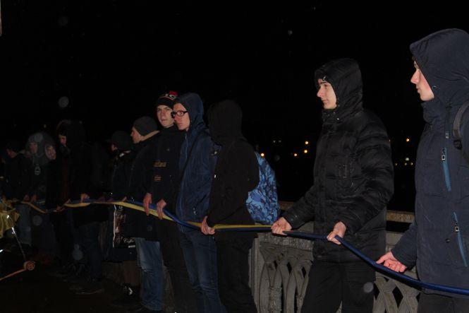 Новини Вінниці - фото з Ланцюг Єдності до Дня Соборності – вінничани взялися за руки та з’єднали два берега річки Ланцюг Єдності до Дня Соборності – вінничани взялися за руки та з’єднали два берега річки, фото №5 на сайті 20minut.ua