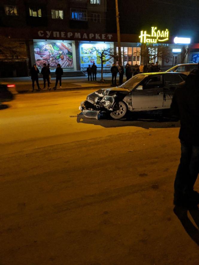 Новини Хмельницького - фото з ДТП у Шепетівці: водій “Audi” влетів у три автомобілі photo 2020 01 24 22 03 15