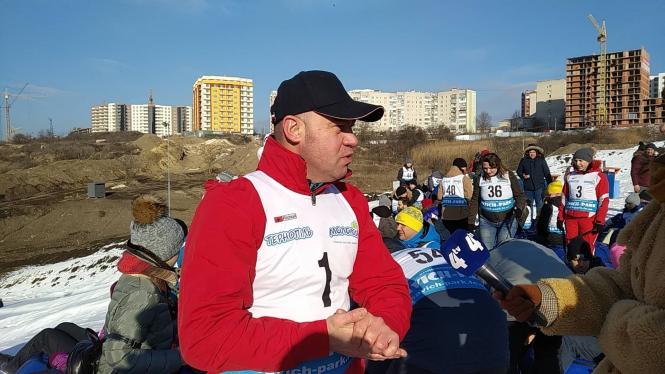 Новини Тернополя - фото з Десятки людей з`їхали разом з однієї гірки. У Тернополі встановили ще один рекорд Десятки людей з`їхали разом з однієї гірки. У Тернополі встановили ще один рекорд, фото №1 на сайті 20minut.ua