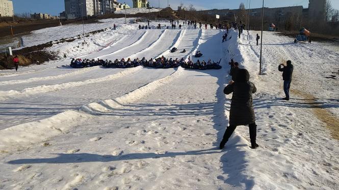 Новини Тернополя - фото з Десятки людей з`їхали разом з однієї гірки. У Тернополі встановили ще один рекорд Десятки людей з`їхали разом з однієї гірки. У Тернополі встановили ще один рекорд, фото №2 на сайті 20minut.ua
