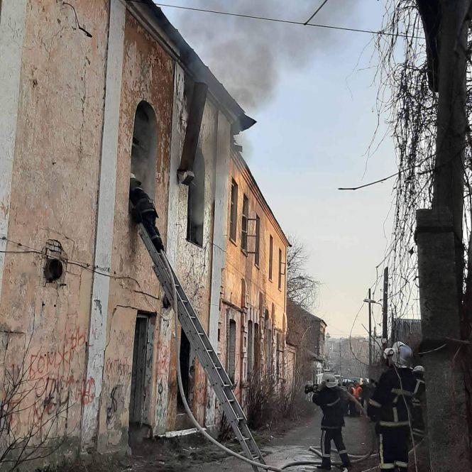 Новини Вінниці - фото з На Соборній горить будинок. На місці події працюють рятувальники (ОНОВЛЕНО) На Соборній горить будинок. На місці події працюють рятувальники (ОНОВЛЕНО), фото №3 на сайті 20minut.ua