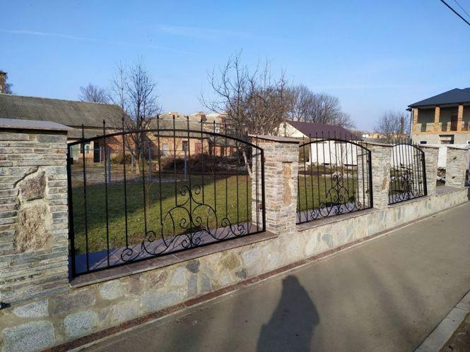 На території козятинської ЦРЛ монтують огорожу, фото №1 на сайті 20minut.ua