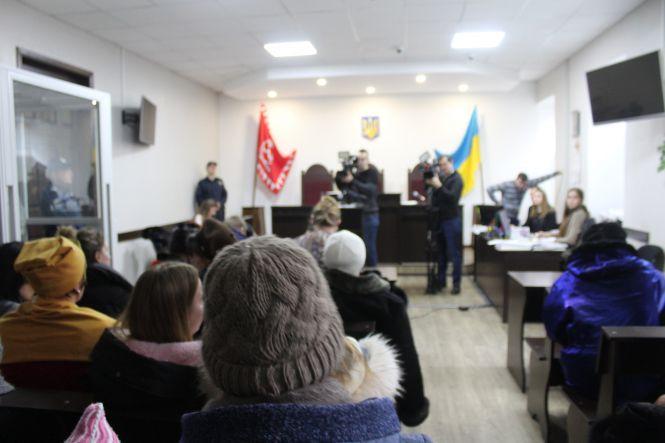 Новини Вінниці - фото з Нарешті з’явився – обвинуваченого у вбивстві собаки привели до суду примусово Нарешті з’явився – обвинуваченого у вбивстві собаки привели до суду примусово, фото №7 на сайті 20minut.ua