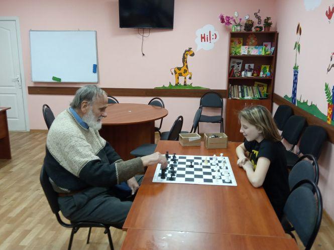 Вінницький шаховий композитор Микола Пархоменко дав майстер-клас юним «романтикам» королівської гри, фото №2 на сайті 20minut.ua