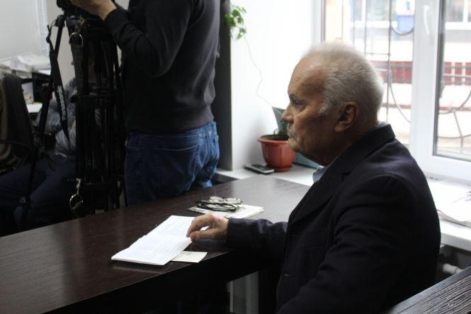 Новини Вінниці - фото з Нарешті з’явився – обвинуваченого у вбивстві собаки привели до суду примусово Нарешті з’явився – обвинуваченого у вбивстві собаки привели до суду примусово, фото №1 на сайті 20minut.ua