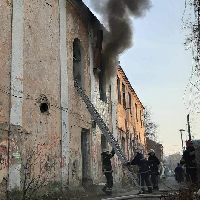 Новини Вінниці - фото з На Соборній горить будинок. На місці події працюють рятувальники (ОНОВЛЕНО) На Соборній горить будинок. На місці події працюють рятувальники (ОНОВЛЕНО), фото №2 на сайті 20minut.ua