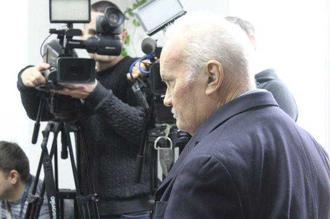 Новини Вінниці - фото з Нарешті з’явився – обвинуваченого у вбивстві собаки привели до суду примусово Нарешті з’явився – обвинуваченого у вбивстві собаки привели до суду примусово, фото №5 на сайті 20minut.ua