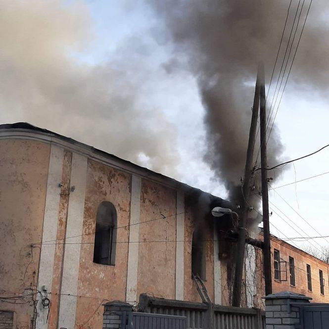 Новини Вінниці - фото з На Соборній горить будинок. На місці події працюють рятувальники (ОНОВЛЕНО) На Соборній горить будинок. На місці події працюють рятувальники (ОНОВЛЕНО), фото №1 на сайті 20minut.ua