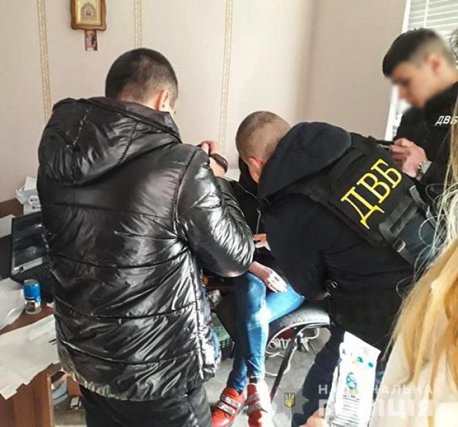 Спіймали жінку, яка вимагала гроші за успішну здачу іспиту та отримання водійського посвідчення, фото №1 на сайті 20minut.ua