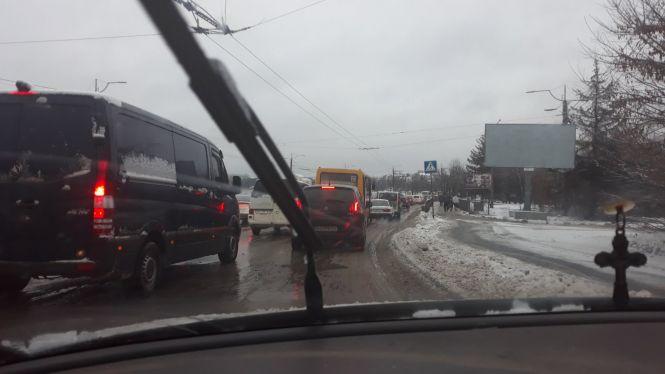 Через сніг, кашу під ногами та на дорогах трапилось чотири ДТП і утворились затори, фото №1 на сайті 20minut.ua