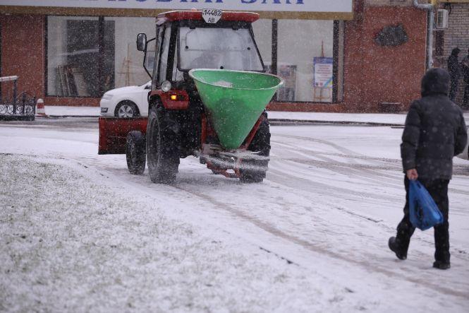 Вінницю чистять від снігу. Почали з доріг та тротуару, фото №1 на сайті 20minut.ua