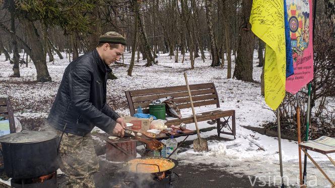 Новини Хмельницького - фото з Юшка з червоної риби та бутерброди з салом: у Хмельницькому героїв Крут вшанували по-новому Юшка з червоної риби та бутерброди з салом: у Хмельницькому героїв Крут вшанували по-новому, фото №8 на сайті vsim.ua