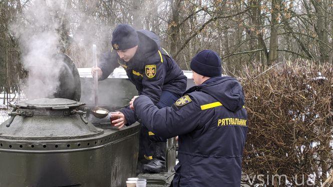 Новини Хмельницького - фото з Юшка з червоної риби та бутерброди з салом: у Хмельницькому героїв Крут вшанували по-новому Юшка з червоної риби та бутерброди з салом: у Хмельницькому героїв Крут вшанували по-новому, фото №9 на сайті vsim.ua