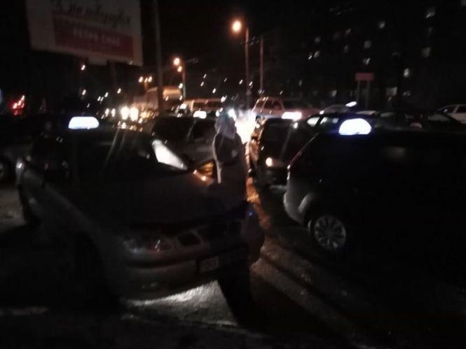 На «Східному» купа машин таксі. Крики, шарпанина і бійка, фото №1 на сайті 20minut.ua