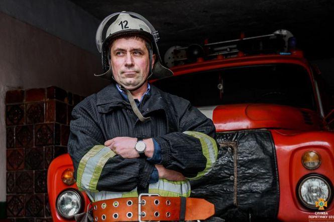 Тернопільський рятувальник освідчився коханій, коли виніс  її з "пожежі", фото №1 на сайті 20minut.ua